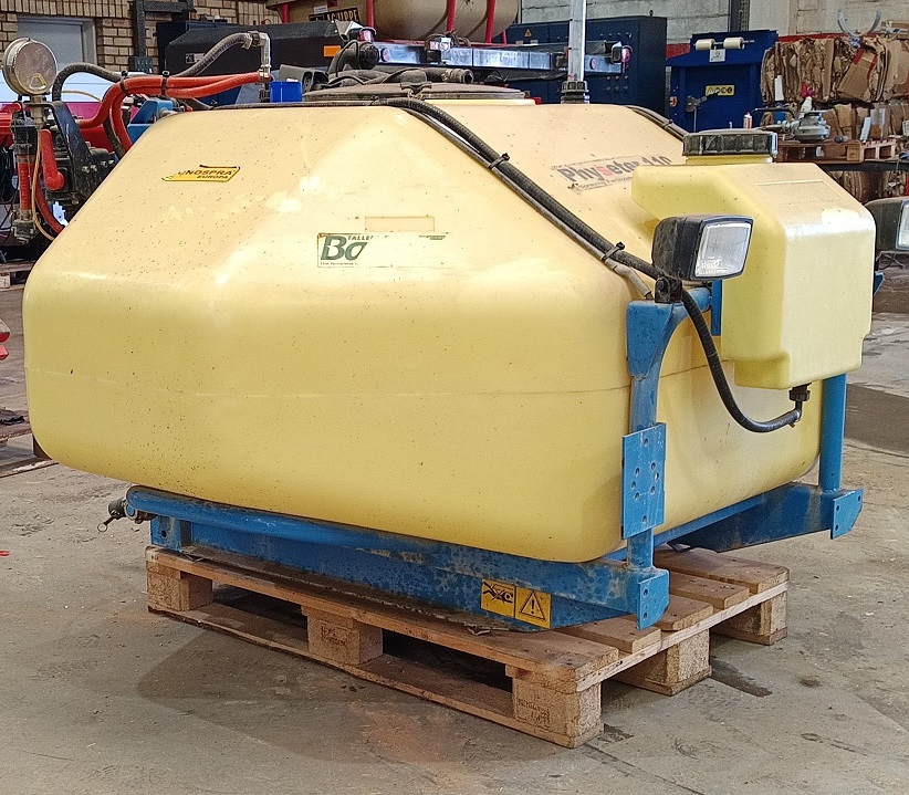 Deposito delantero 1100 lt Tecnospra modelo Physether bombas eléctricas trasvase y agitación botonera en cabina luces de circulación deposito de agua limpia. Acoplamiento a contrapesos y tripuntal delantero